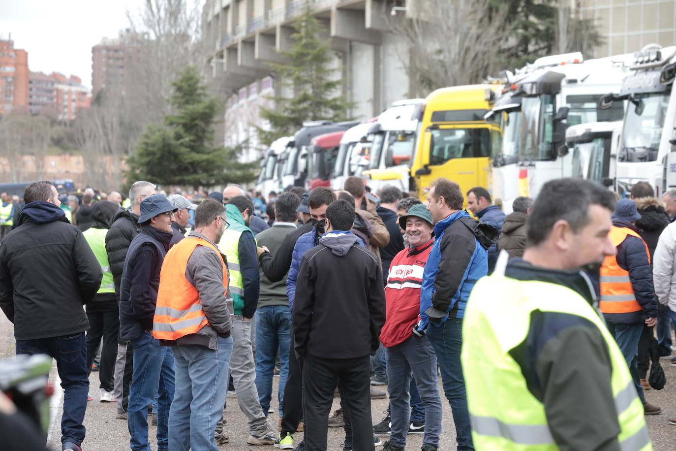 Fotos: Cientos de camiones circulan a escas velocidad por Valladolid