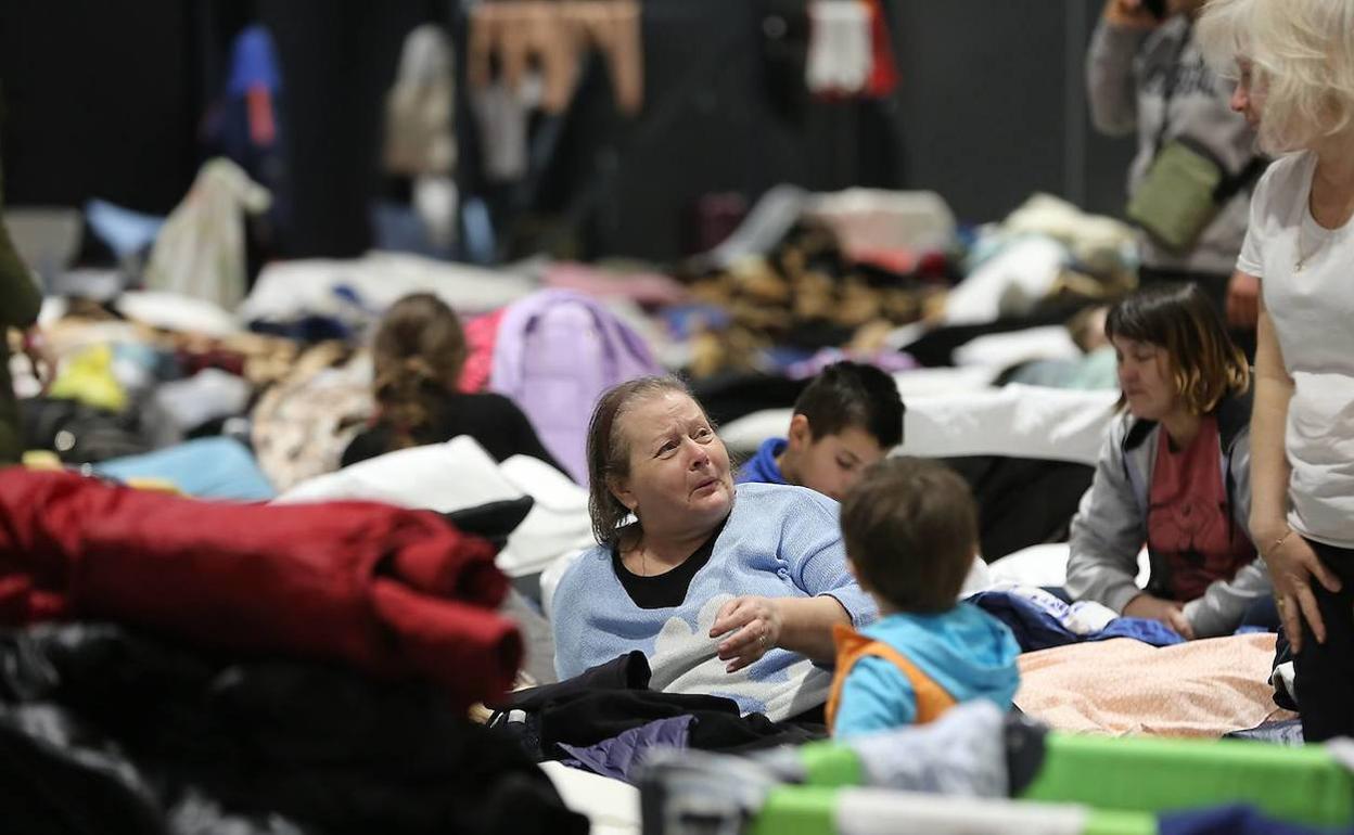 Miles de refugiados duermen en las instalaciones de Varsovia.