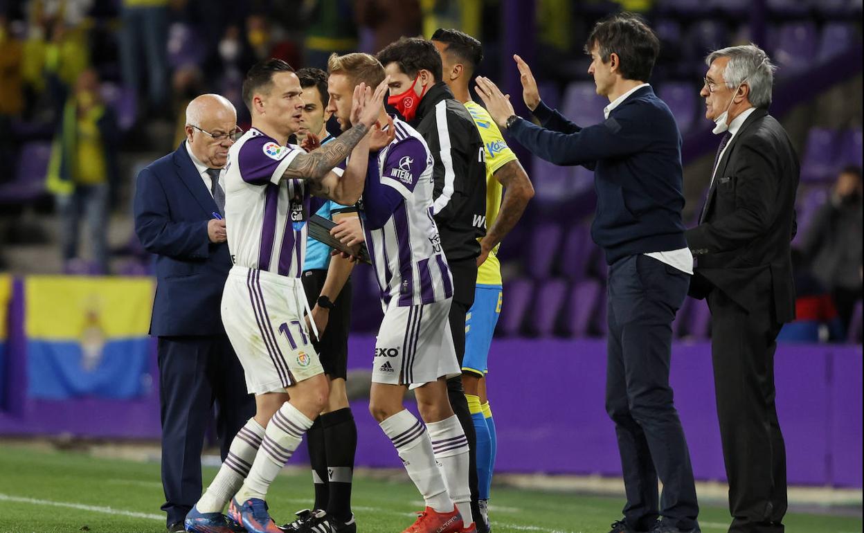 Roque Mesa abandona el campo ante Las Palmas, sustituido por Víctor Narro. 