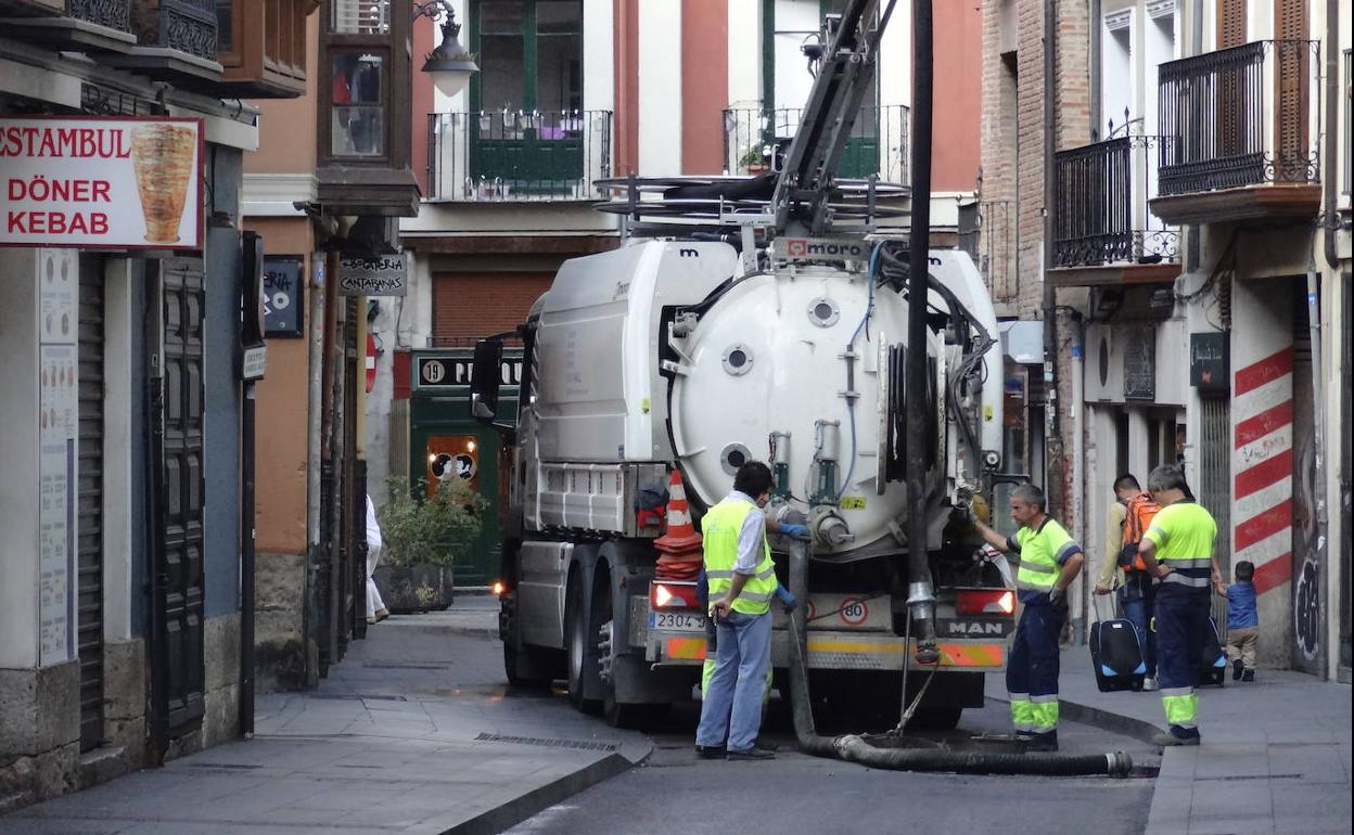 Tráfico y obras en Valladolid: La calle Macías Picavea permanece cerrada este martes por la descarga de materiales