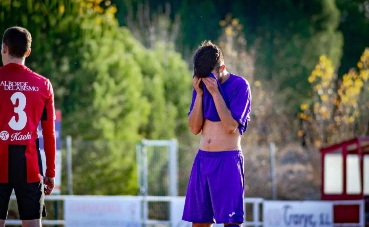 Un jugador de la Medinense se limpia el sudor con la camiseta. 