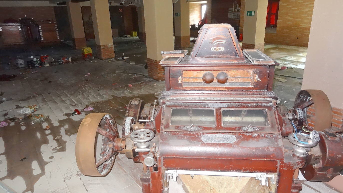 El hotel albergaba algunas máquinas y aparatos de gran interés que fueron abandonados en su interior. 