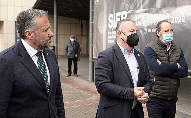 El dirigente de Vox Carlos Pollán, presidente de las Cortes, con Donaciano Dujo, máximo responsable de Asaja en Castilla y León, este martes 22 de marzo, en Valladolid.