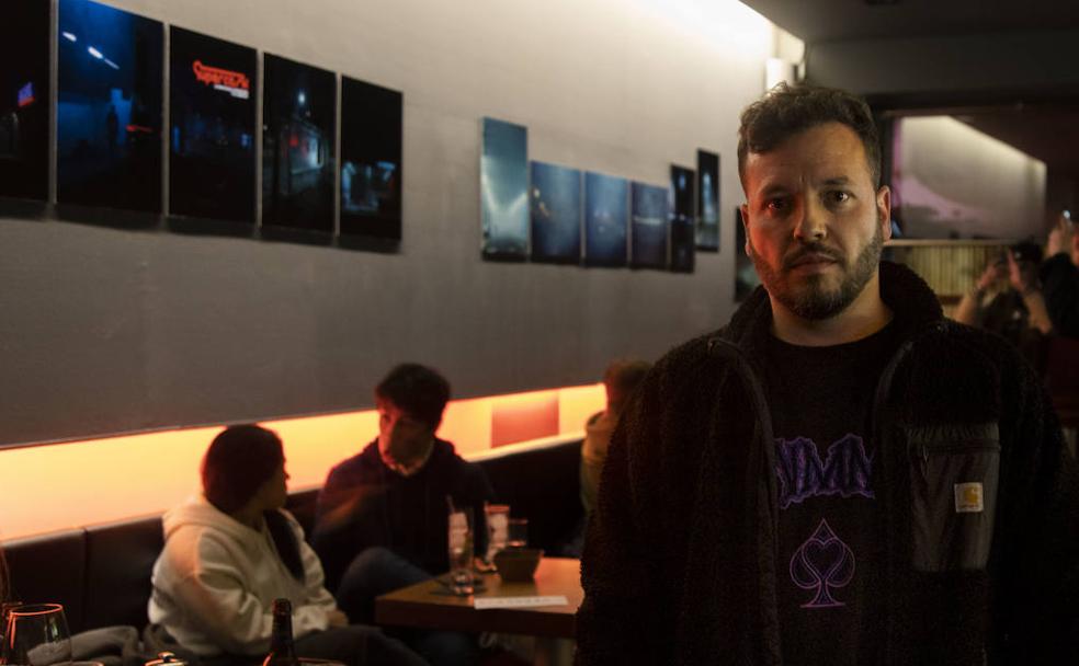 David B. Rock, en el bar Cul de Sac, que expone sus fotografías dentro del proyecto colectivo Creava. 