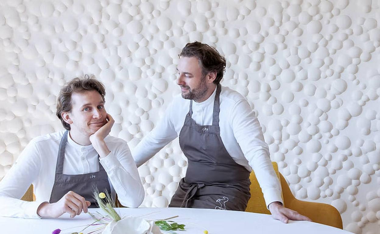 El chef tres estrellas Arnaud Donckele (der.), del Plénitude, junto al repostero Maxime Frédéric (izq).