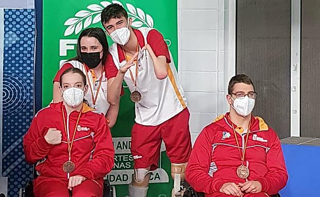 Miembros del relevo mixto que se hizo con la medalla de bronce. 