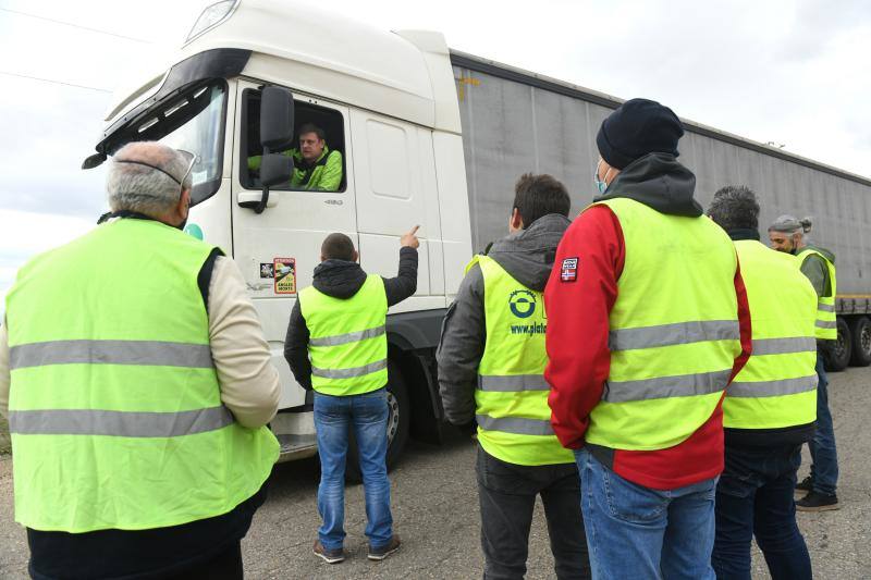 Varios transportistas impiden el paso a un camionero en una rotonda de Dueñas. 