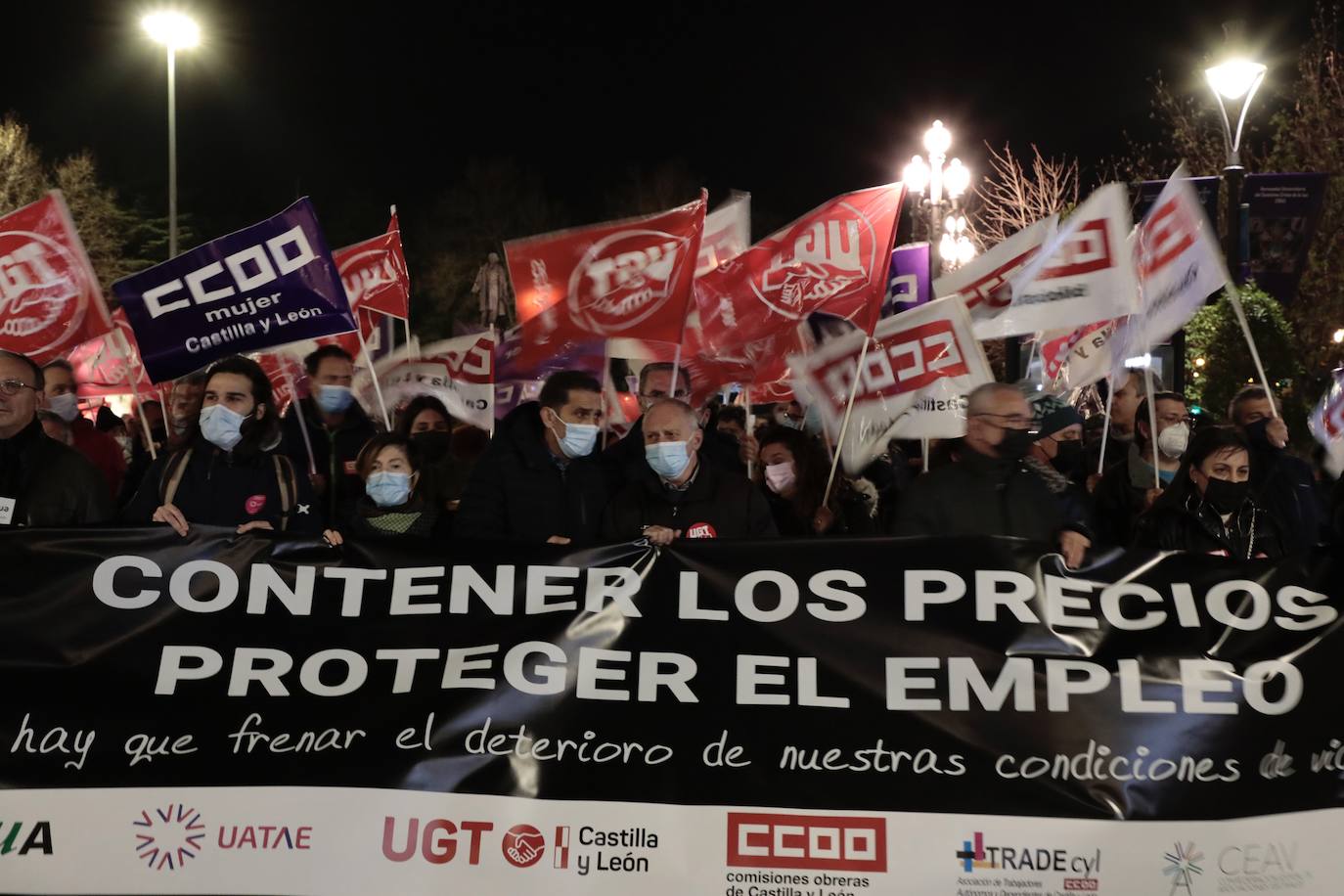 Diferentes momentos de la manifestación a su paso por las calles de Valladolid. 