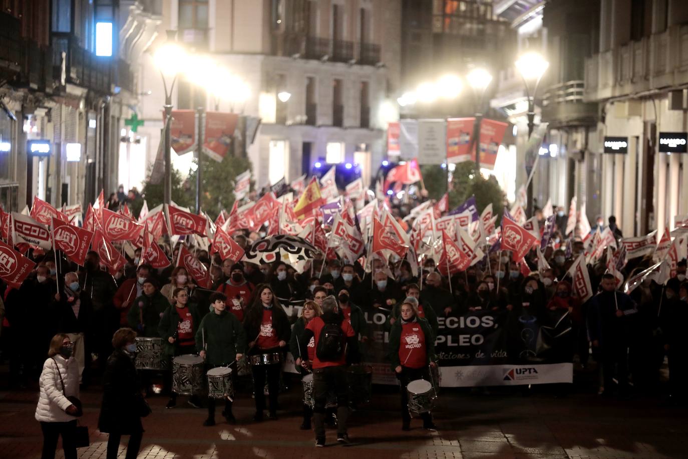 Diferentes momentos de la manifestación a su paso por las calles de Valladolid. 