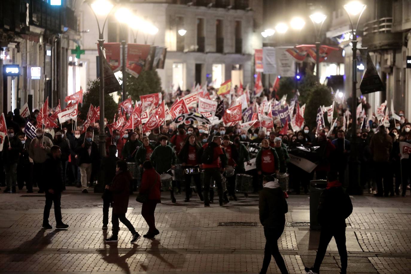 Diferentes momentos de la manifestación a su paso por las calles de Valladolid. 