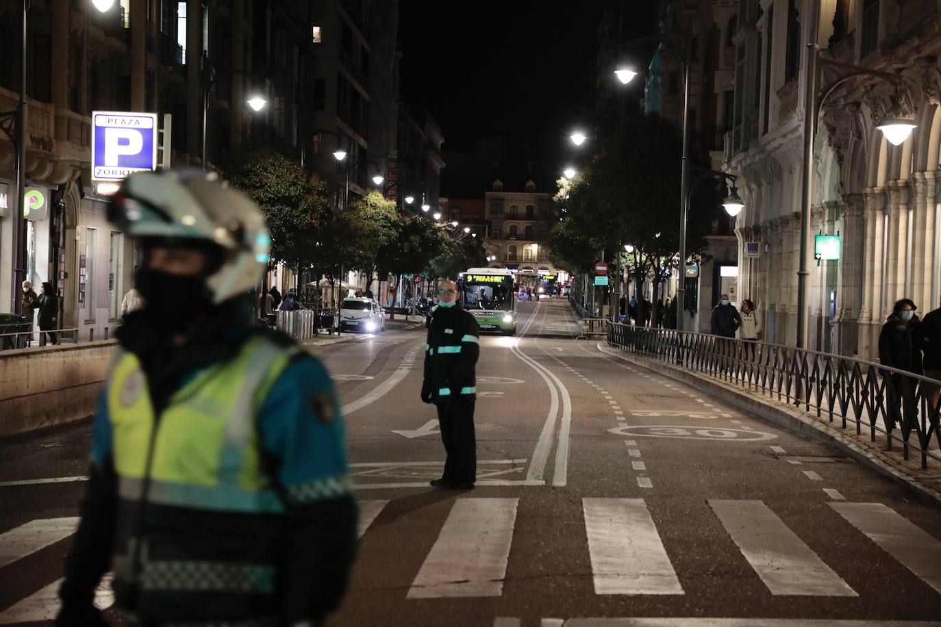 Diferentes momentos de la manifestación a su paso por las calles de Valladolid. 