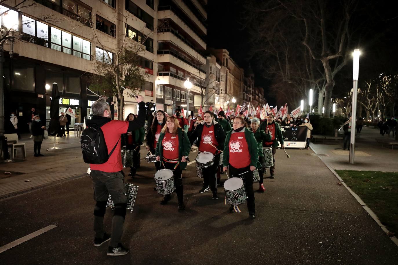 Diferentes momentos de la manifestación a su paso por las calles de Valladolid. 