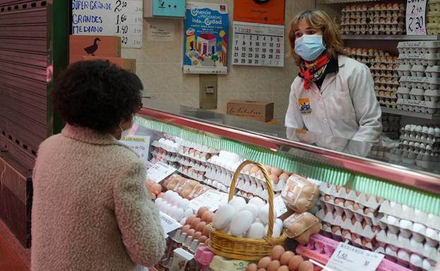 Mar Millán, en su puesto de huevos dle mercado El Campillo.