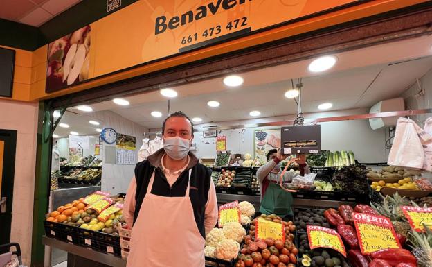 Julio Benavente Vidal, en su puesto de frutas y verduras. 