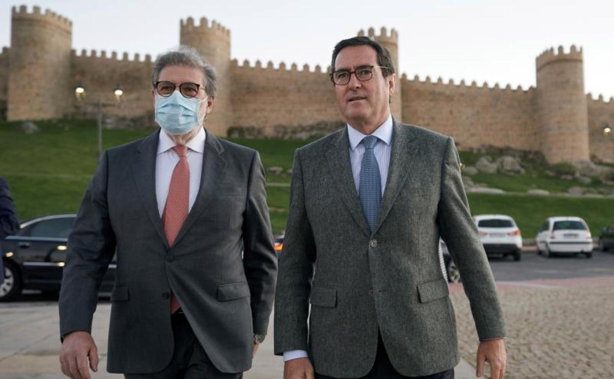 Santiago Aparicio, presidente de CEOE Castilla y León, con Antonio Garamendi, presidente nacional de la patronal, en Ávila en octubre del año pasado.