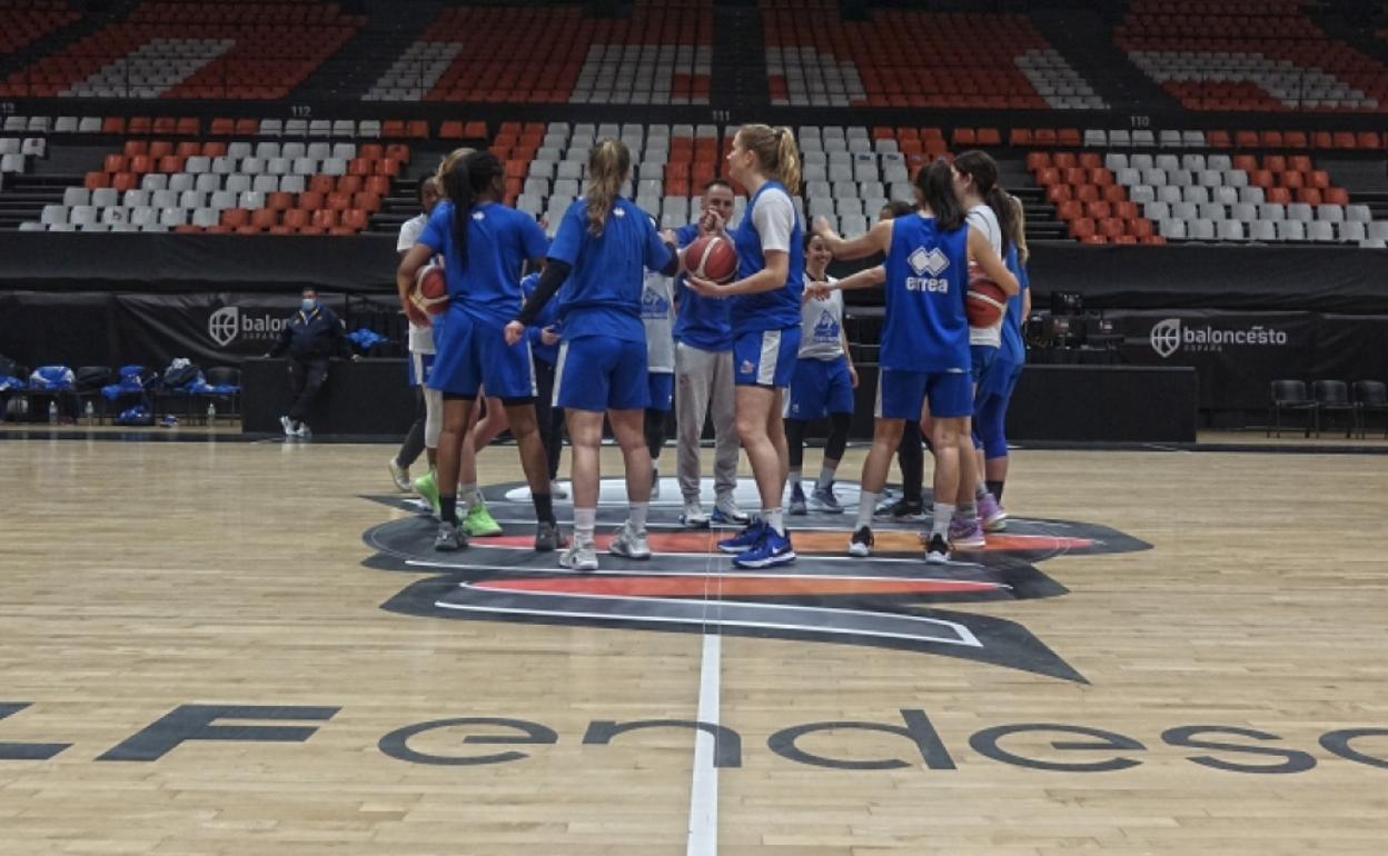 Las jugadoras de Avenida en la cancha valenciana.