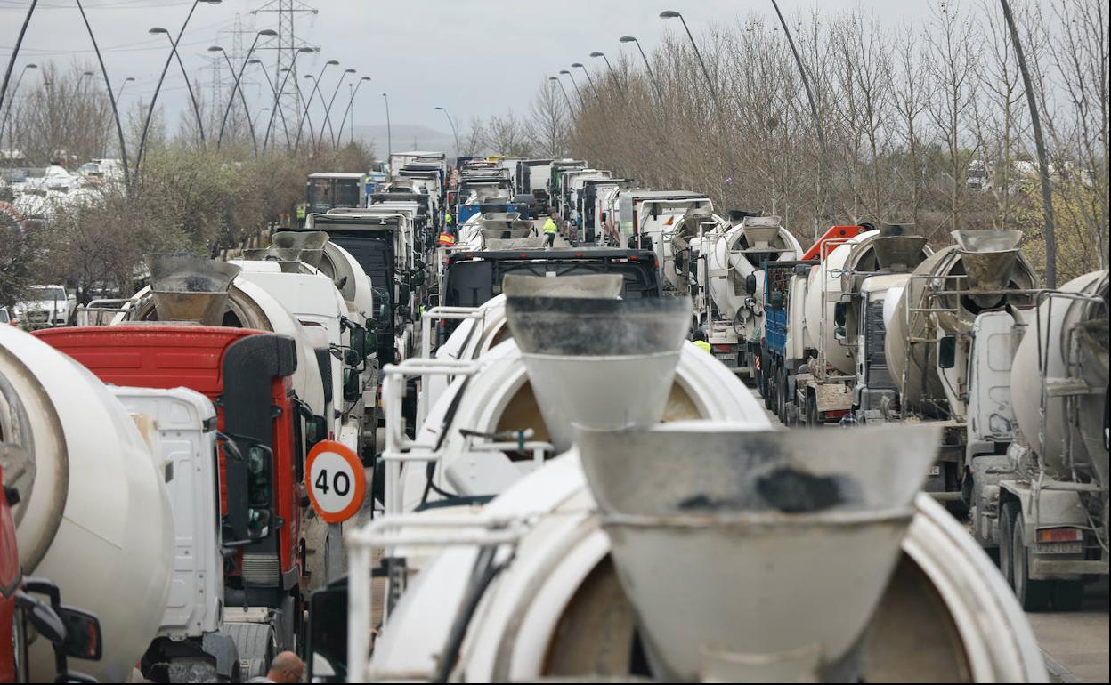 Camiones estacionados en el Polígono de Amazon, durante el noveno día de paro nacional de transportistas.