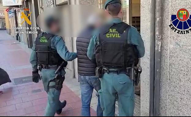 Los agentes trasladan al detenido en La Rondilla, donde fue intervenido el laboratorio de cocaína. 