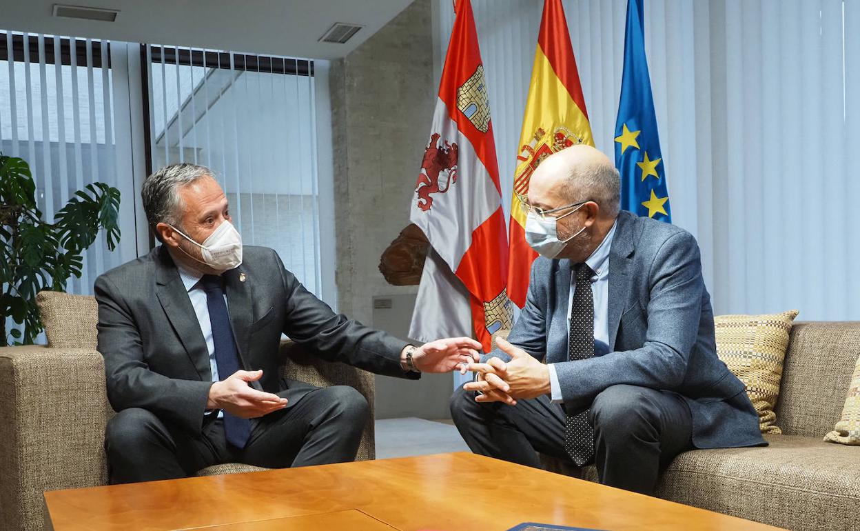 Carlos Pollán (Vox), presidente de las Cortes, durante el encuentro con Francisco Igea (Ciudadanos) en la ronda previa a la proclamación del candidato a la investidura. 