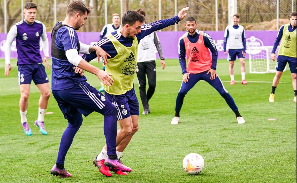 Óscar Plano y Pablo Hervías (al fondo) en la sesión matinal de este miércoles. 