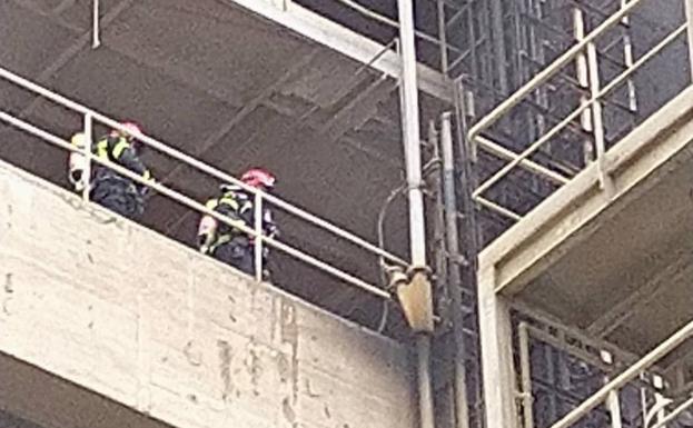 Los bomberos, en la zona del incendio. 