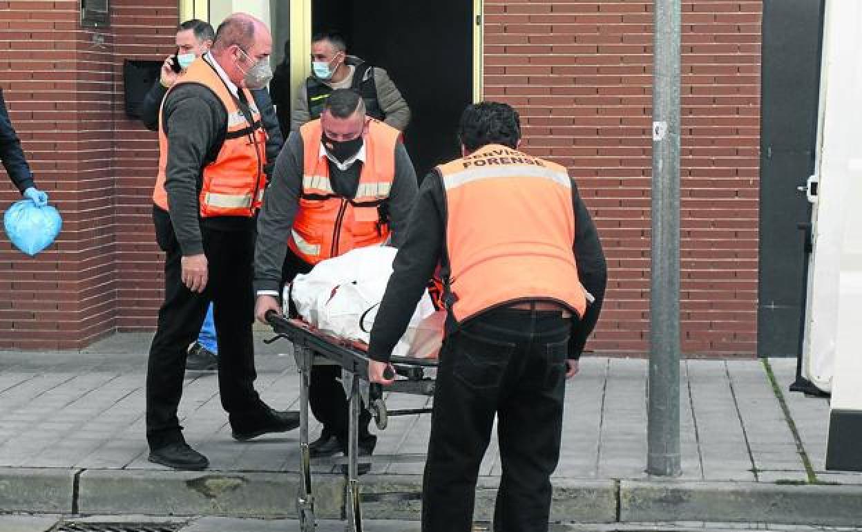 Traslado, el pasado lunes, del cadáver. 