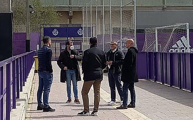 Paco García (derecha) presente en la sesión de entrenamiento del Real Valladolid. 