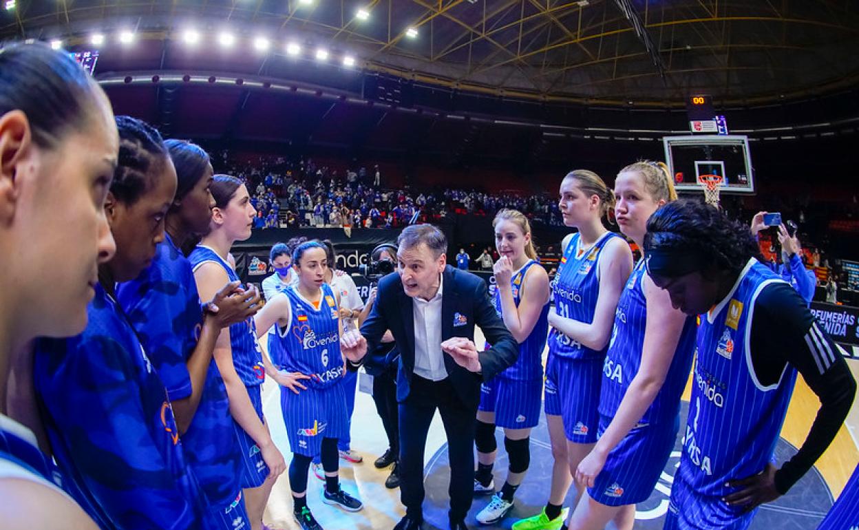 Roberto Íñiguez da instrucciones a sus jugadoras.