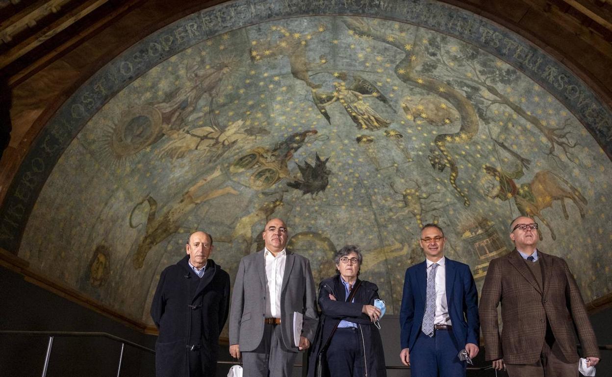 José Mª Martinez, catedrático jubilado de arte; Carlos Tejero, autor del estudio; Lucía La Hoz, catedrática de historia del arte; Ricardo Rivero, rector de la USAL y José Miguel Mateos, vicerector de investigación.