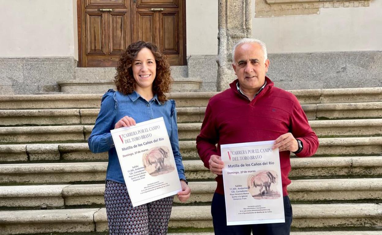 Presentación del cartel de la Carrera por el diputado de deportes, Jesús María Ortiz, y la teniente alcalde del municipio de Matilla de los Caños, Pilar Sánchez.