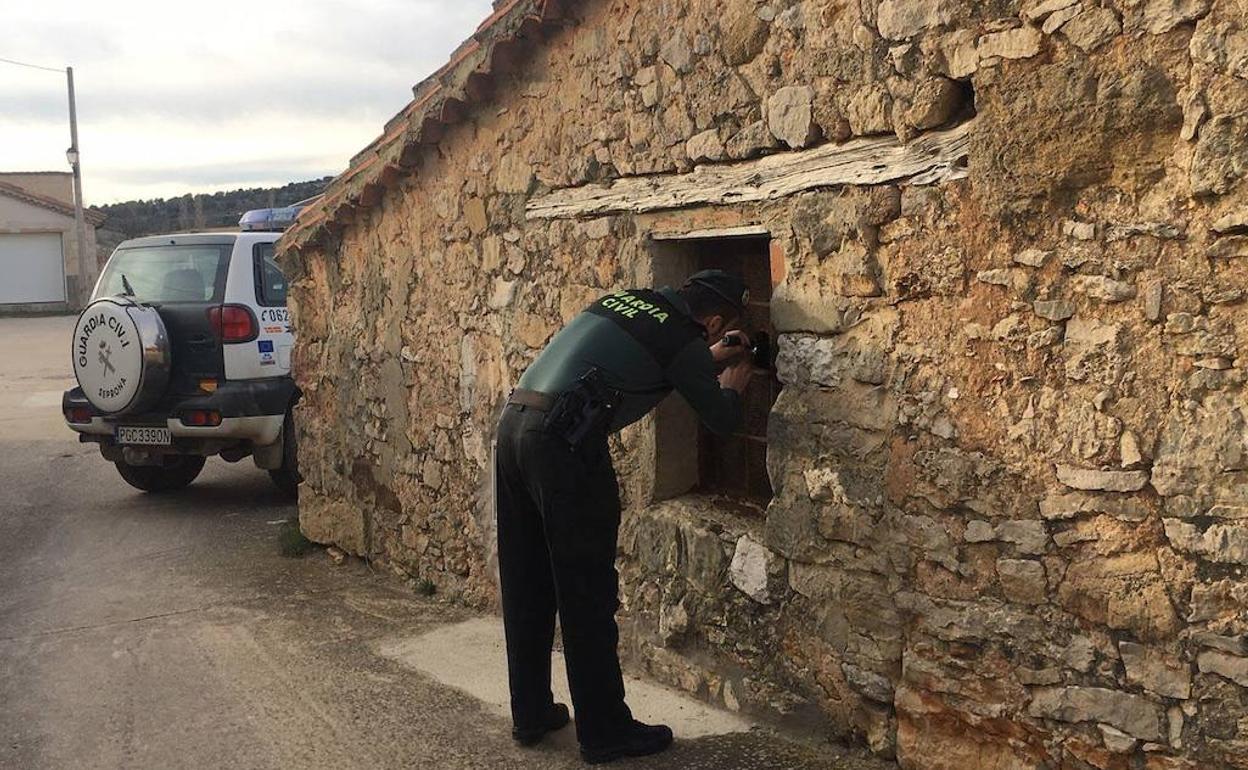 Un agente de la Guardia Civil durante una intervención en la provincia de Soria.