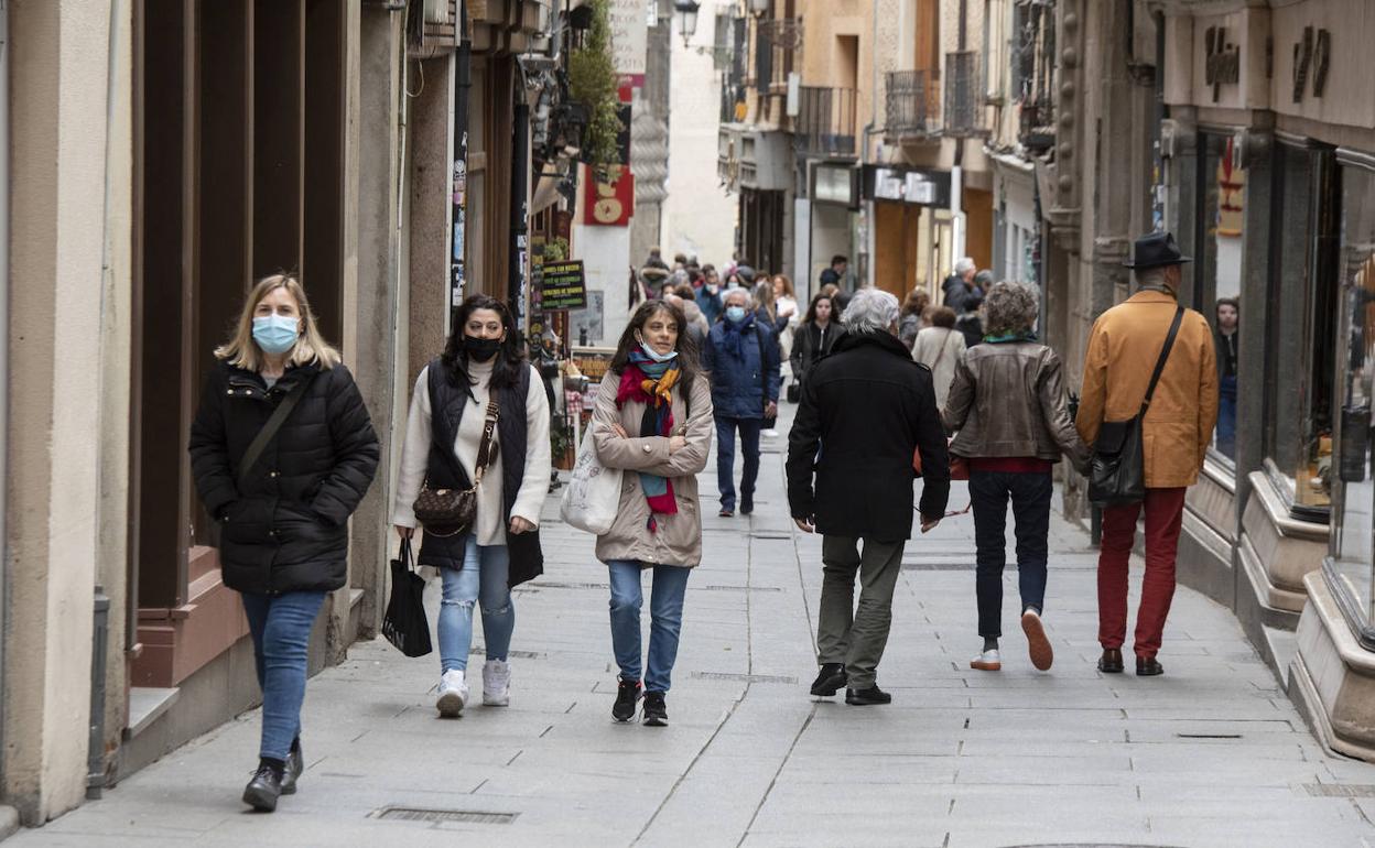 Traseúntes pasean por la céntrica Calle Real de Segovia. 