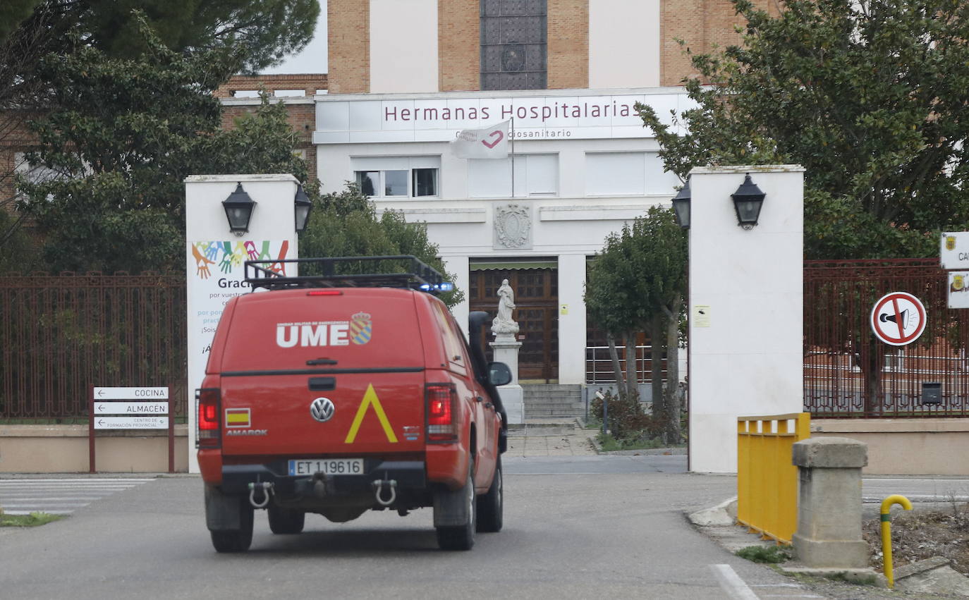 La UME, en tareas de desinfección al inicio de la pandemia hace dos años, accede al complejo de Hermanas Hospitalarias. 