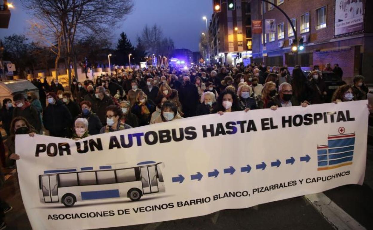 Manifestación por un autobús directo al hospital para los barrios de Pizarrales, Capuchinos y Barrio Blanco.