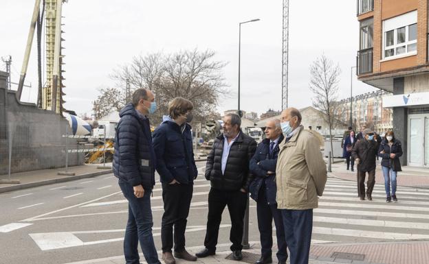 Comerciantes y vecinos charlan, en Panaderos con Estación, sobre los efectos que tendrá la obra en sus negocios y en su vida diaria.