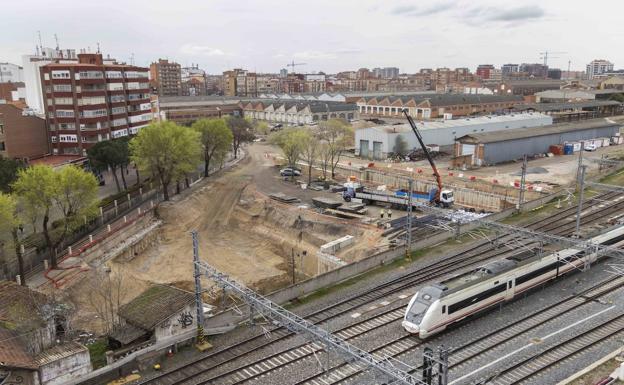 Estado de las obras en la avenida de Segovia, donde ya se ve la salida del túnel de Panaderos y el hueco del paso peatonal.