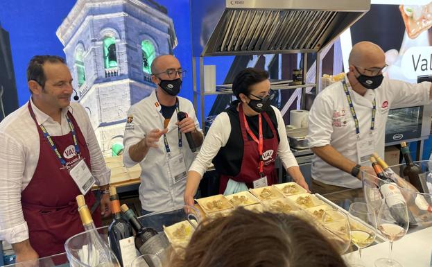 Degustación de platillos de cardo en el expositor del Ayuntamiento de Valladolid en San Sebastián Gastronomika. 