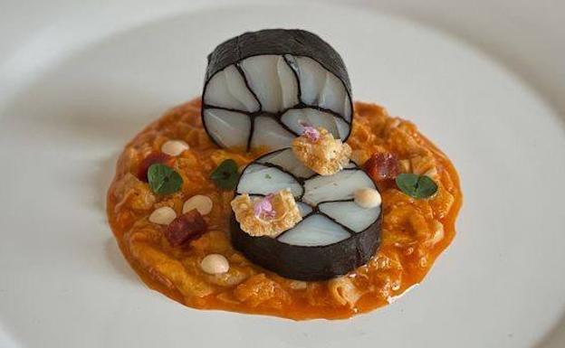 'Gelatina de bacalao con callos'. Lomo de bacalao desalado cortado en tiras, que enrolla en alga nori y que vuelve a enrollar en alga nori. Lo cuece a baja temperatura y lo corta en medallones. Va sobre callos de bacalao. 