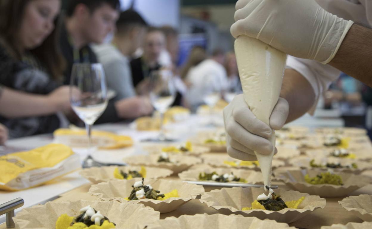 Preparación de tapas en el expositor del Ayuntamiento de Valladolid en San Sebastián Gastronomika 2021. 