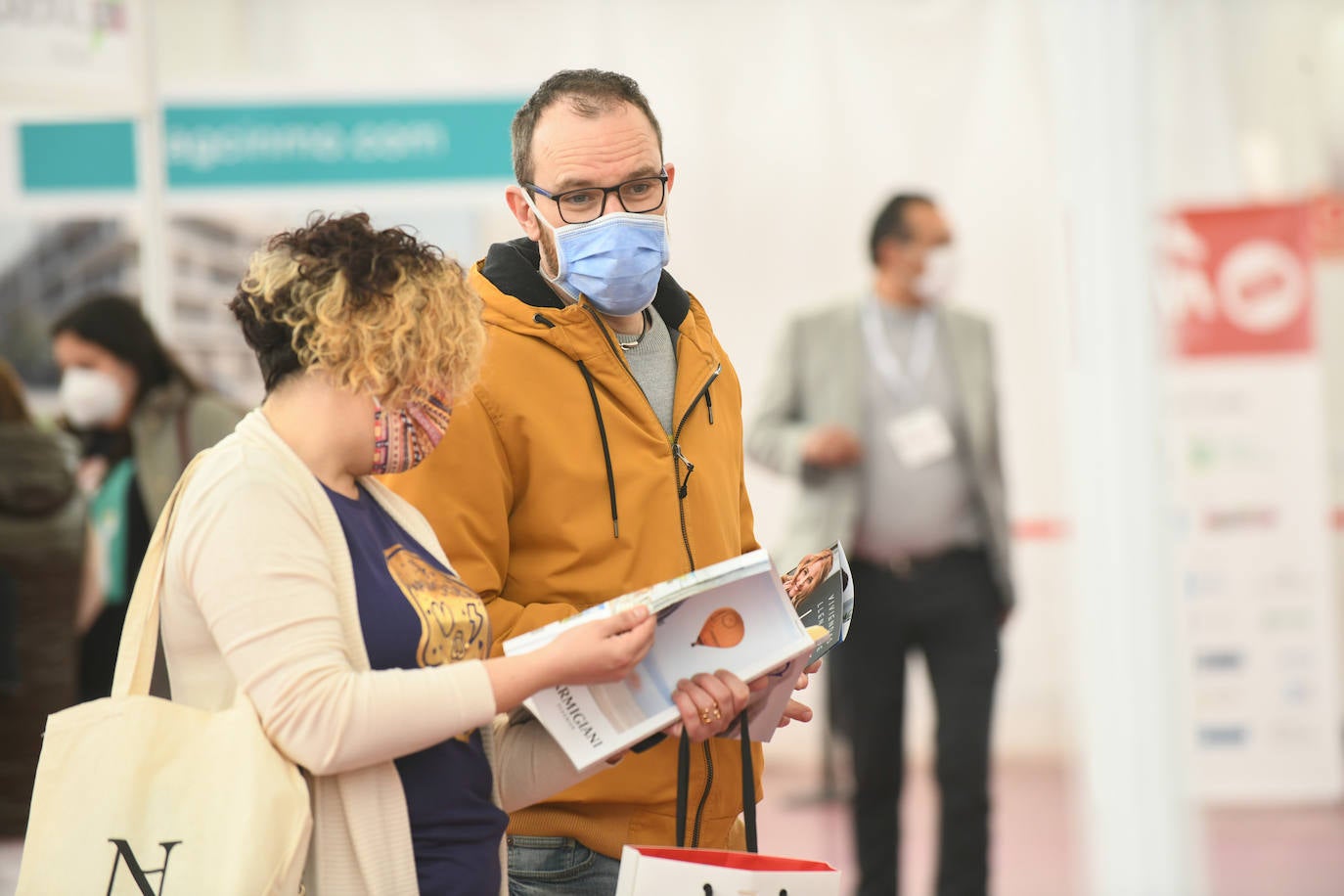 Fotos: Jornada del sábado en la Feria Inmobiliaria de Primavera de Valladolid (FIVA) 2022 (1 de 2)