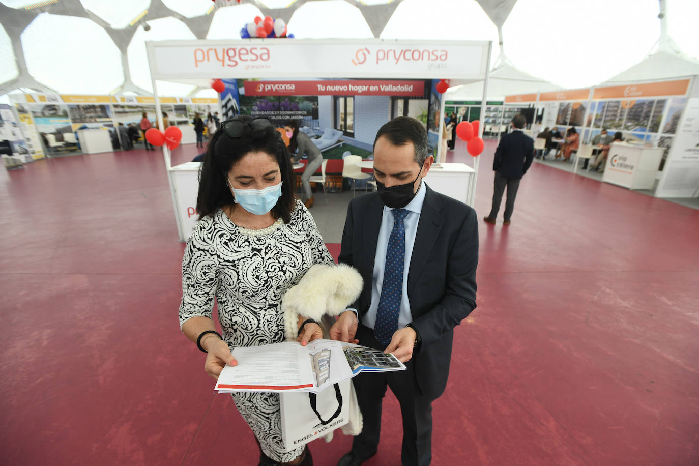 Fotos: Jornada del sábado en la Feria Inmobiliaria de Primavera de Valladolid (FIVA) 2022 (1 de 2)