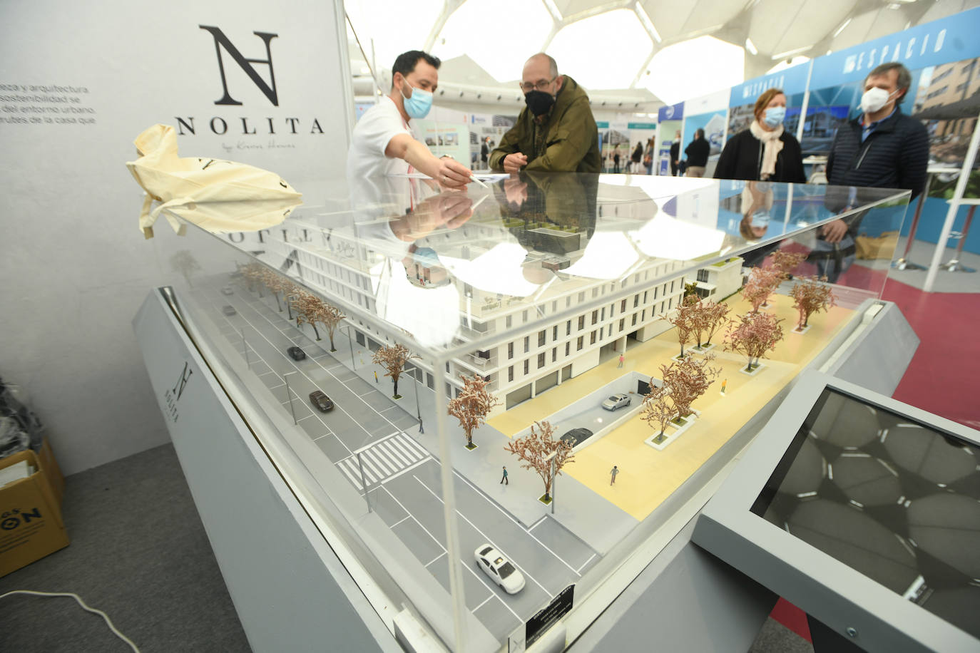 Fotos: Jornada del sábado en la Feria Inmobiliaria de Primavera de Valladolid (FIVA) 2022 (1 de 2)