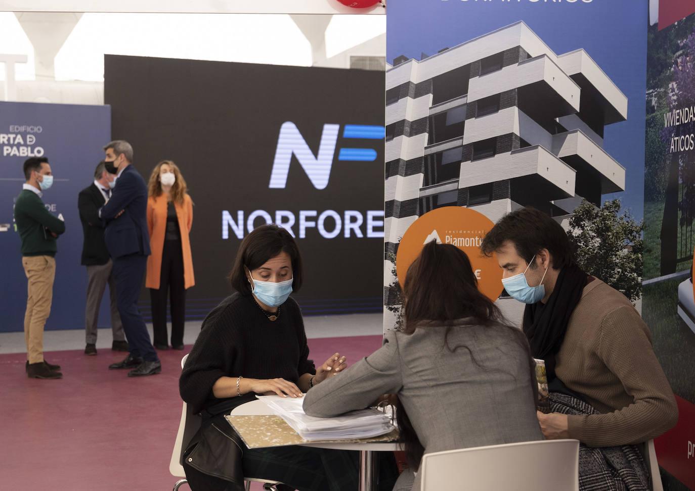 Fotos: Jornada del sábado en la Feria Inmobiliaria de Primavera de Valladolid (FIVA) 2022 (2 de 2)