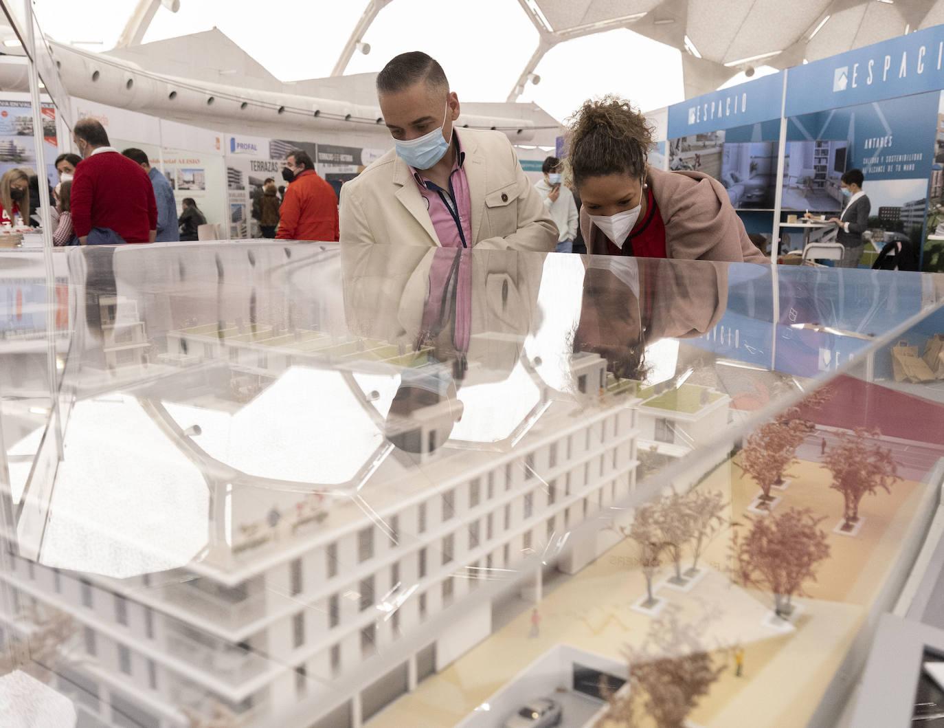 Fotos: Jornada del sábado en la Feria Inmobiliaria de Primavera de Valladolid (FIVA) 2022 (2 de 2)