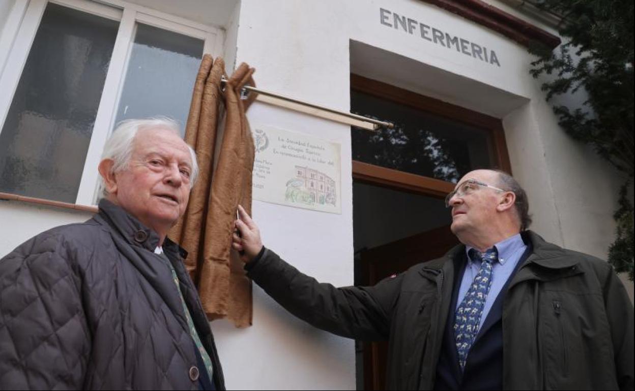 Antonio María Mateo (izquierda), durante el descubrimiento de la placa en su honor a cargo de Pascual González. 