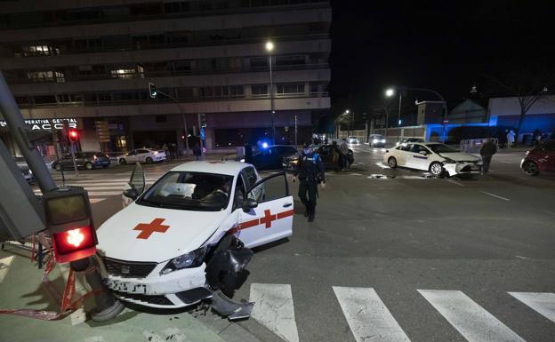 Un policía local se acerca para interesarse por el herido. 