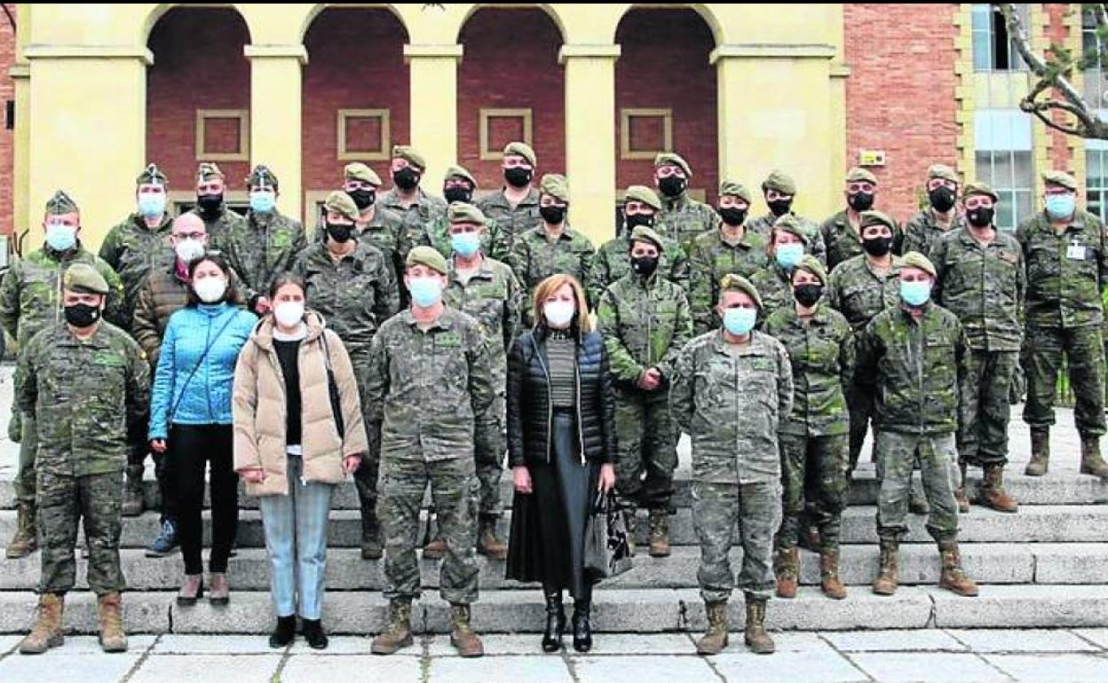 Participantes en los cursos, tras recibir los diplomas. 