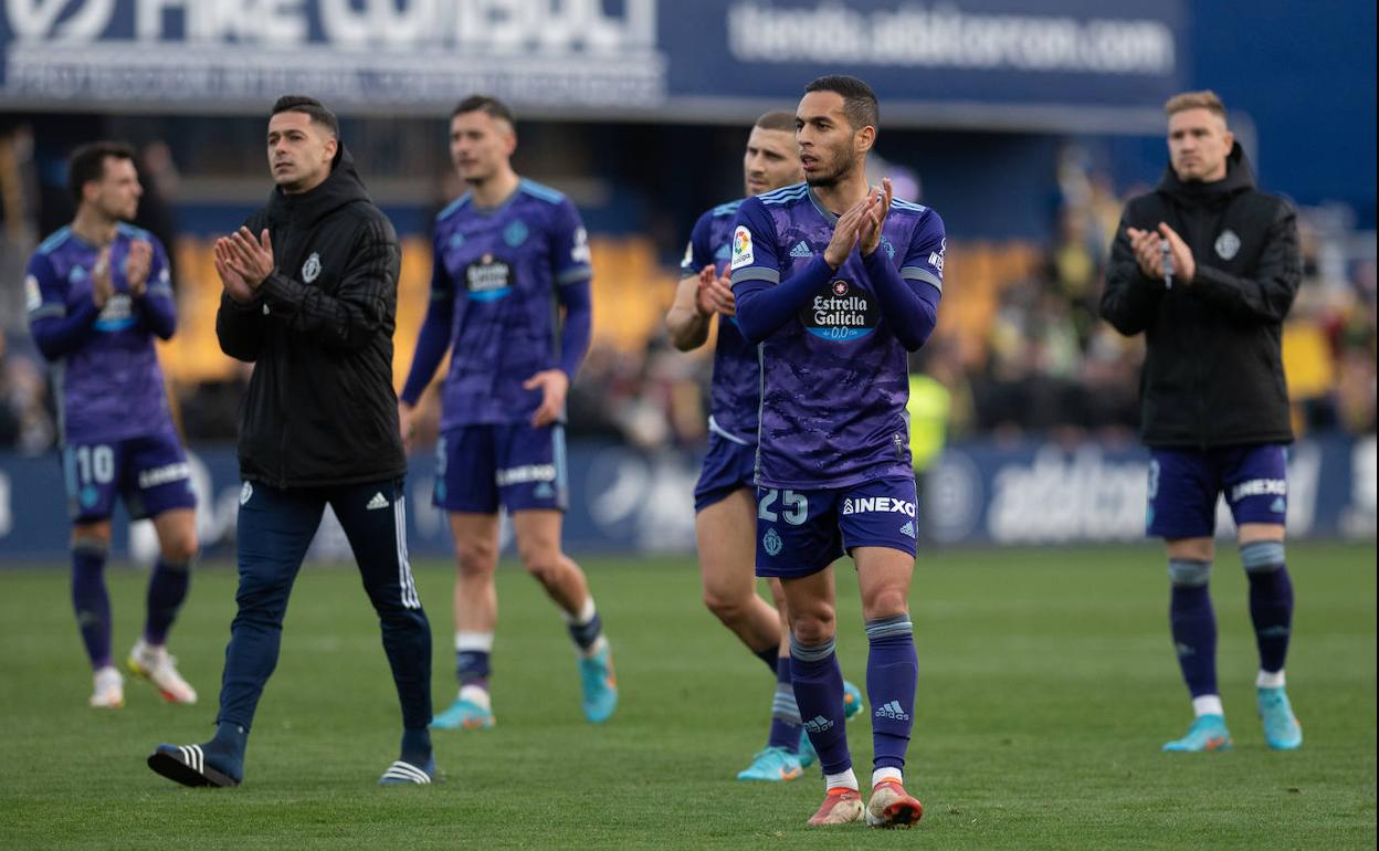 Los jugadores del Real Valladolid, con Anuar en primer término, agradecen el apoyo a los aficionados. 