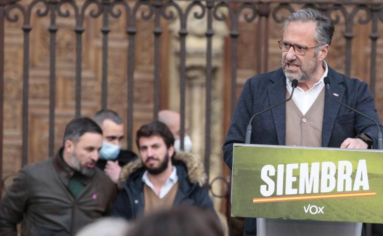 Santiago Abascal y Juan García-Gallardo en el mitin de Vox en León en la pasada campaña electoral, en la intervención del ya presidente de las Cortes, Carlos Pollán.