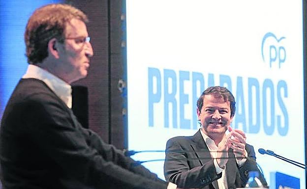 Alberto Núñez Feijóo y Alfonso Fernández Mañueco en el mitin dle primero en las primarias del PP nacional en Valladolid.